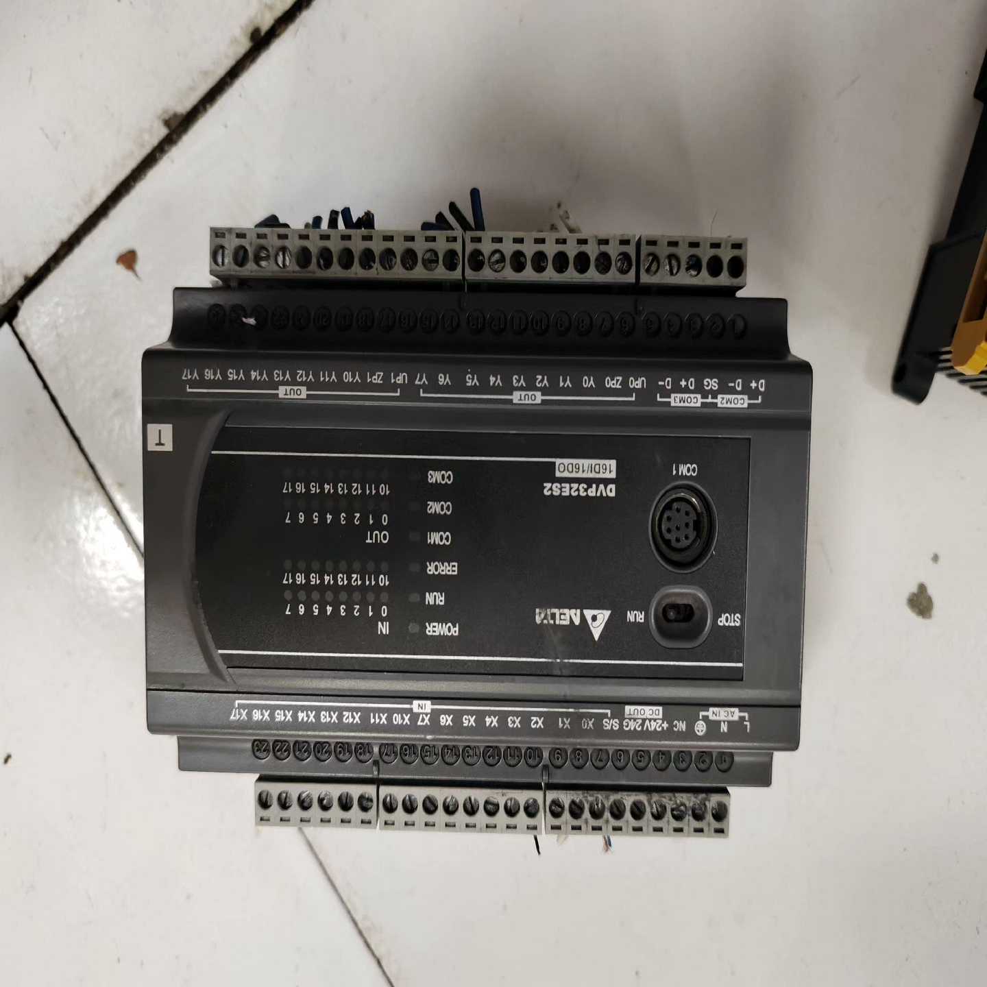 台达DVP32ES200T，实图拍摄，功能正常，安装脚断一个【卡奥电子