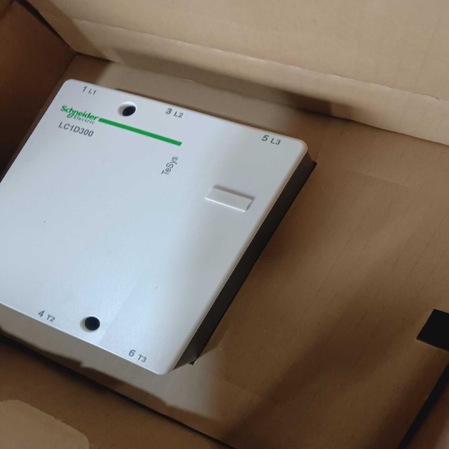 接触器LC1D300M7C LC1D300Q7C~询价