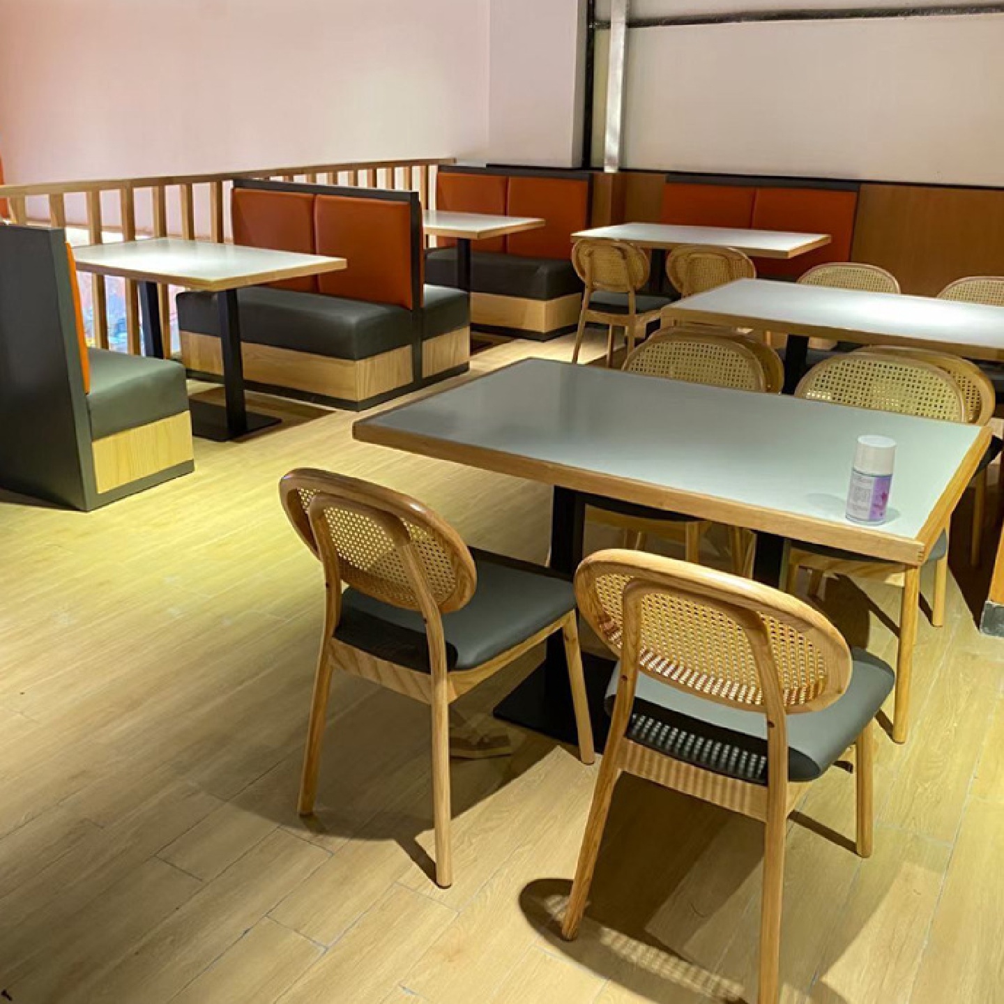 餐厅靠墙卡座沙发石英石镶嵌实木编藤桌椅主题餐厅饭店餐饮家具