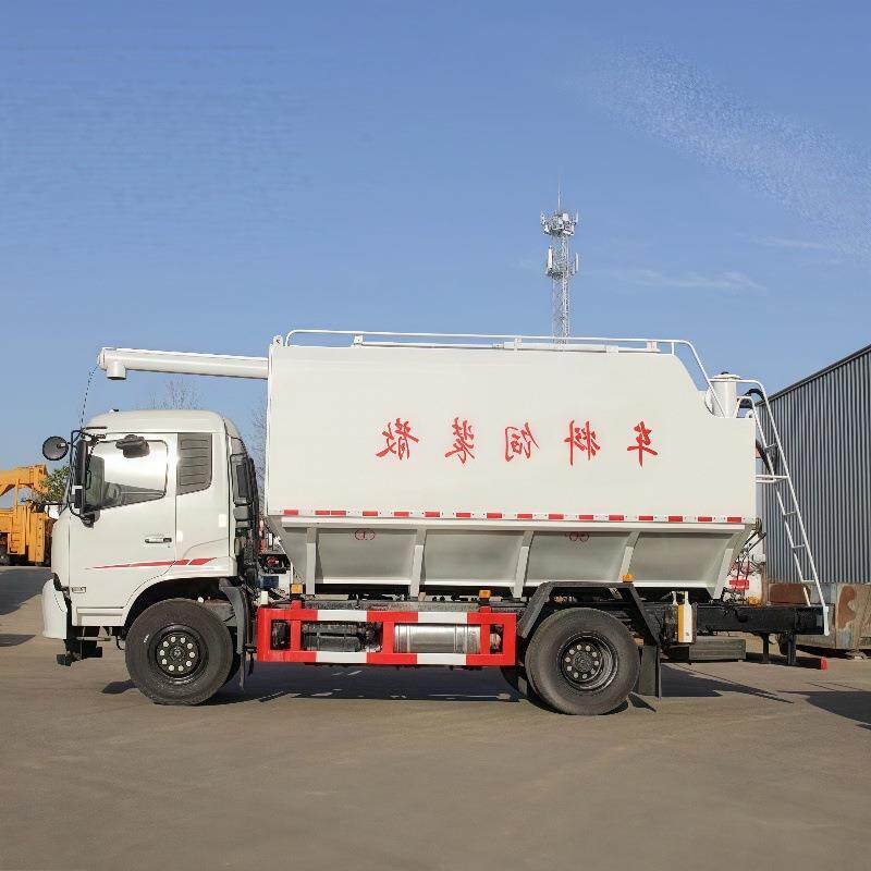 散装饲料运输车养殖场牛羊喂料全自动电动撒料车散装饲料运输车
