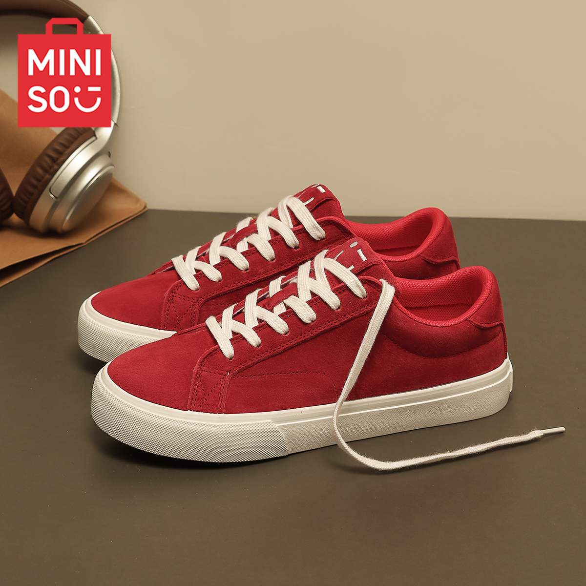 MINISO/名创优品鞋子男酒红反绒皮运动滑板鞋情侣低帮耐磨帆布鞋