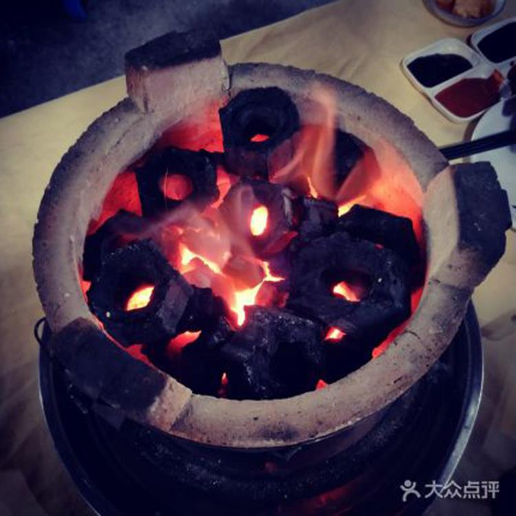木炭烧烤炭果木机制炭无烟烧烤火锅炭家用红泥木炭炉商用火锅木炭