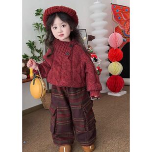 韩版童装2024秋冬新款红色斜翻领加厚毛衣男女童红格工装裤两件套