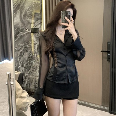 JustQin【星光点点】高品质黑色缎面拼蕾丝透视上衣V领收腰女衬衫