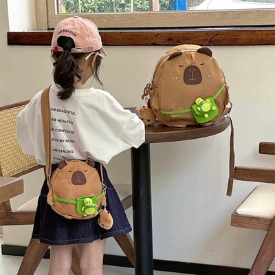 水豚卡比卡皮巴拉斜挎包包儿童可爱卡通单肩包小学生出游包小背包