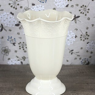 简约浮雕雕空陶瓷花p瓶家用客栈桌面奶白镂空骨瓷花插艺术摆件