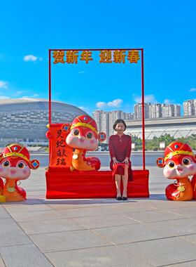 卡通蛇雕塑户外玻璃钢商场售楼部美陈网红拍照幼儿园新年蛇大摆件