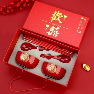 喜碗新娘家陪嫁用品套装 结婚手提礼盒装 婚礼酒红色陶瓷碗筷勺一对