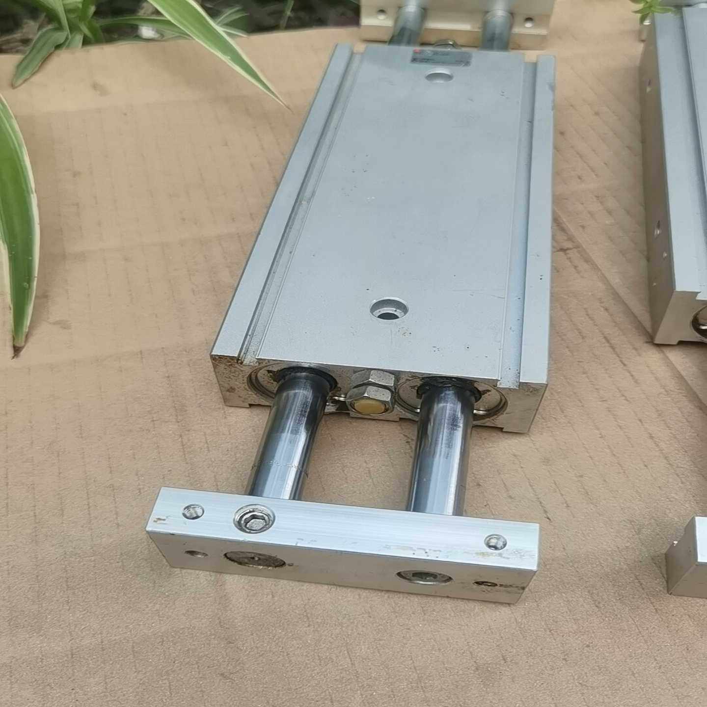 议价SMC-CXSWL32-100双出轴双杆气缸，滑台气缸，缸径