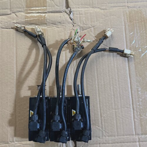 禾川100w电机SVX3MM010AN2LN还有两个-询