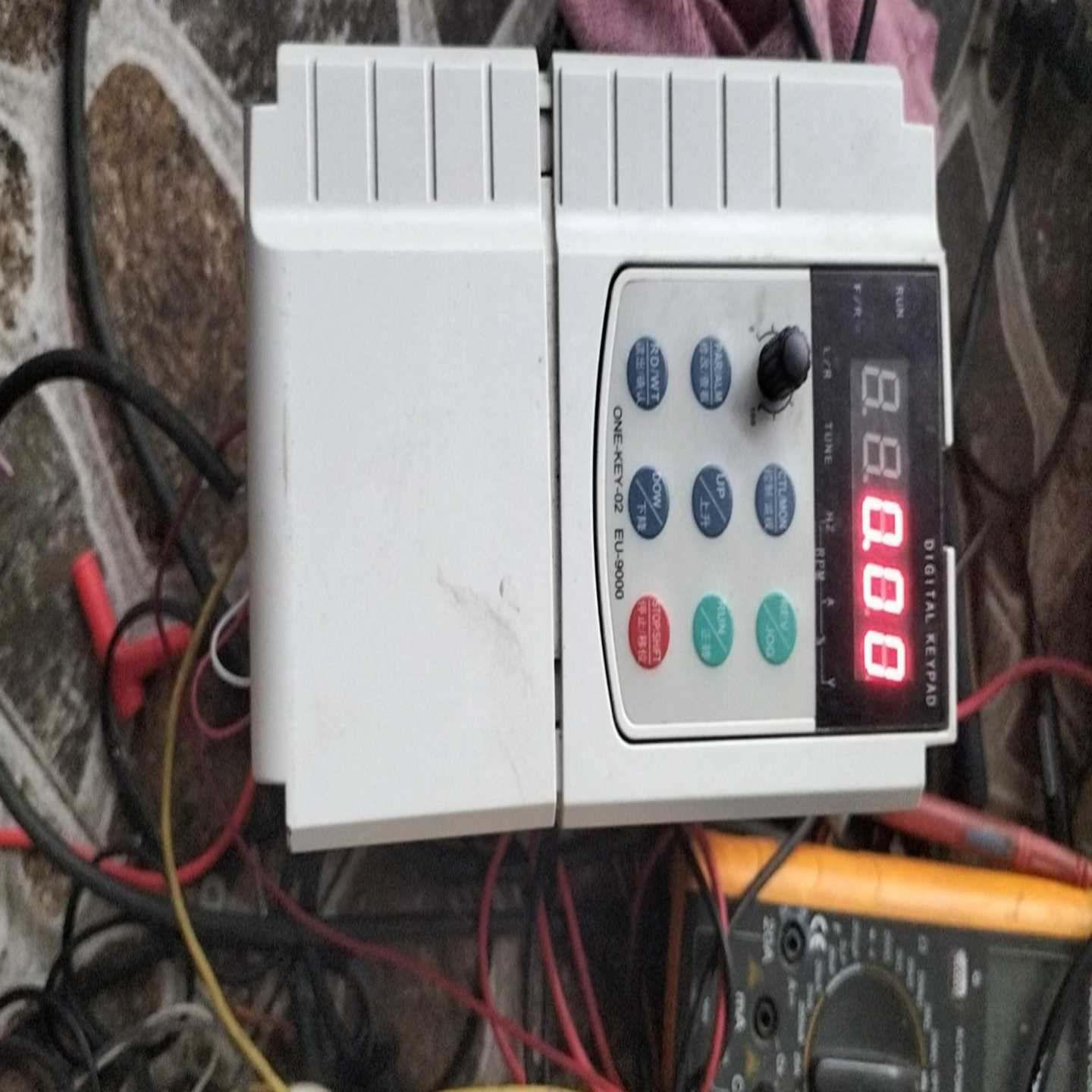 询价1.5kw崎川A280变频器,功能挂脚磕碰一个实物图。