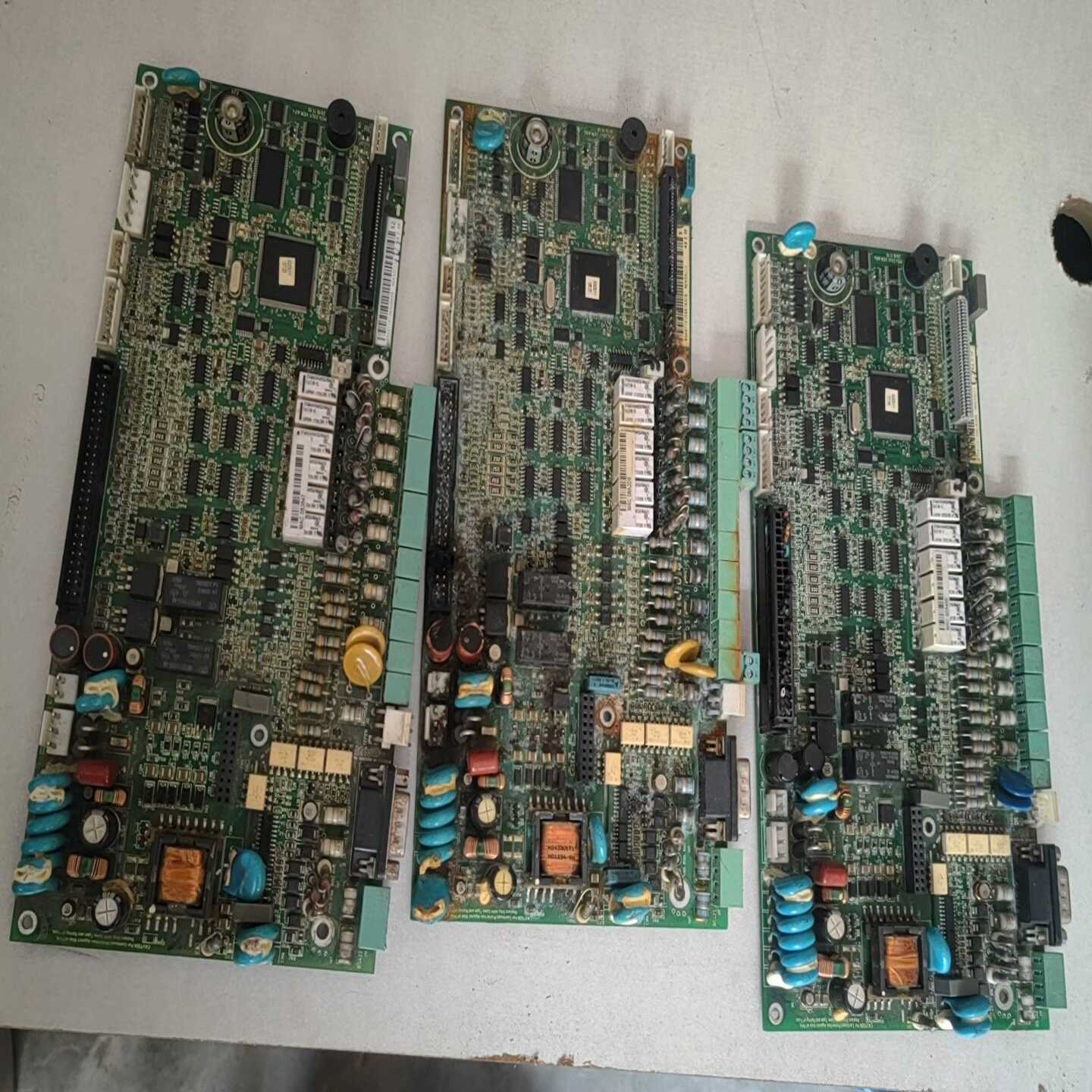 M2433U111电源监控板拆机下来的3块实拍图