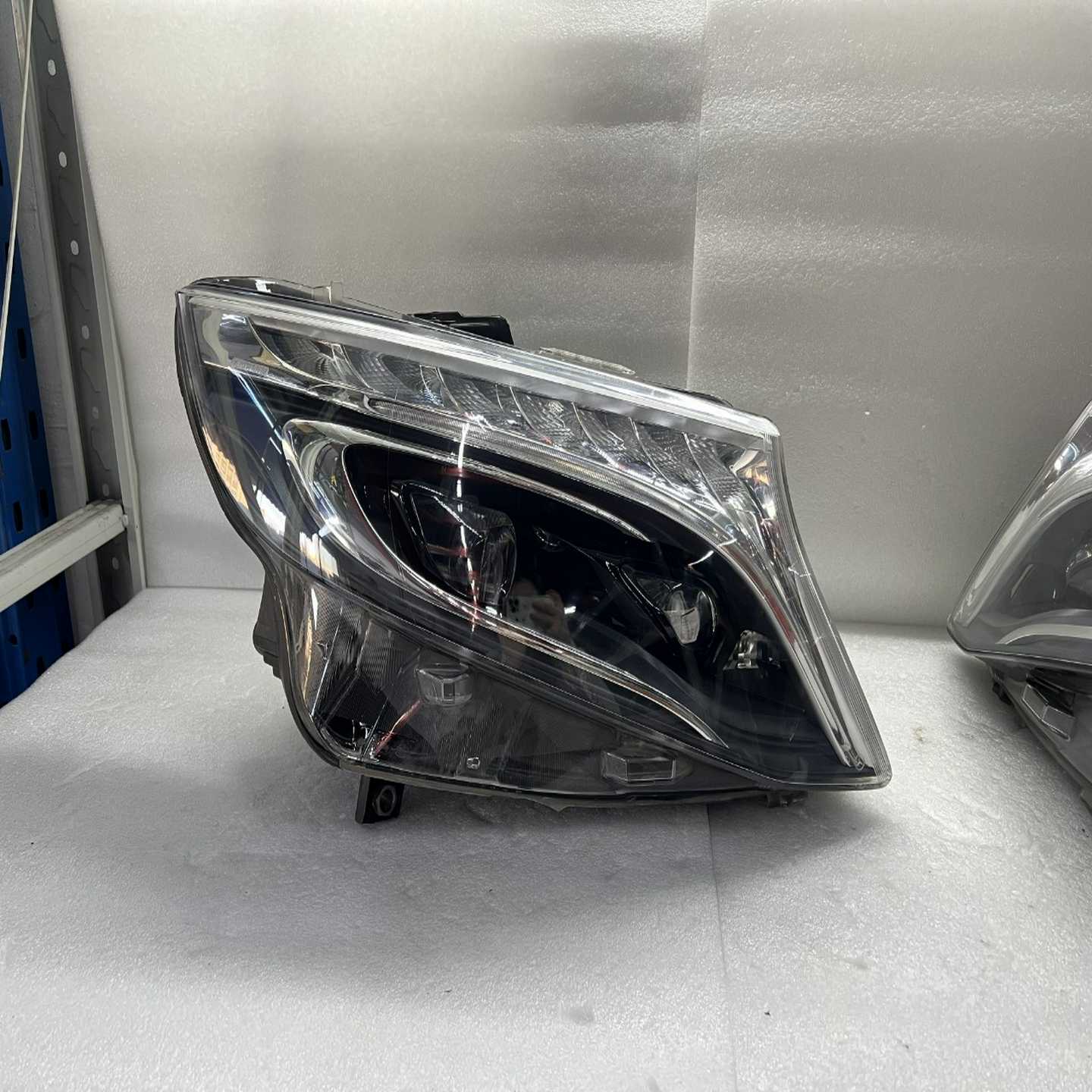 奔驰威霆V260原装LED大灯总成，左右两侧都有货。原厂拆车--议价