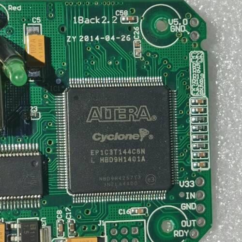 一块板上面有2个芯片EP1C3T144C8N-议价