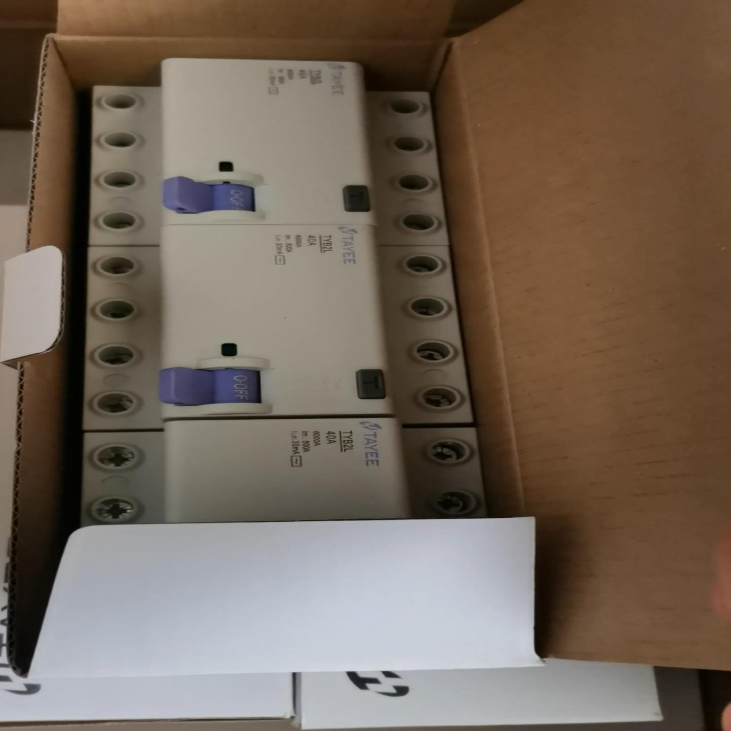 70余个TYB2L 4P40A 30mA AC型天逸漏电断路