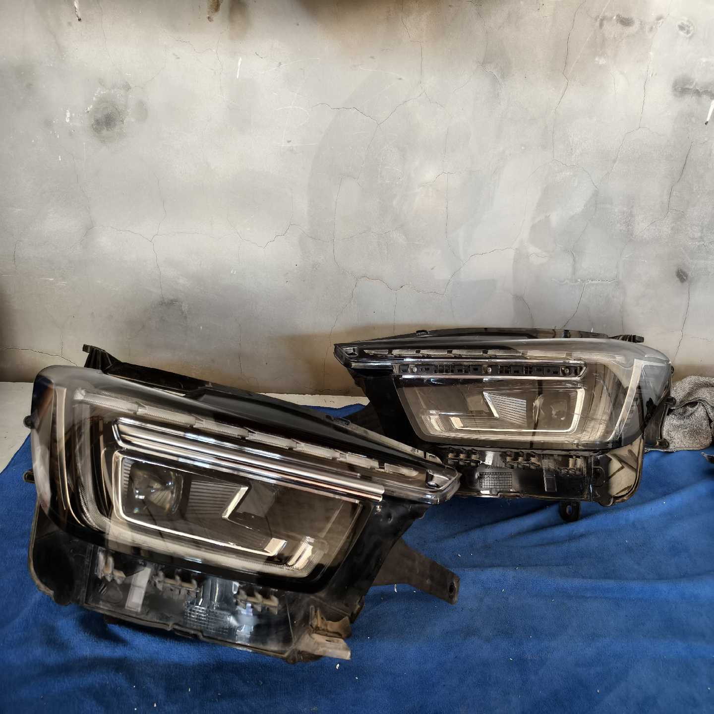 荣威rx5puls大灯主副驾驶大灯。成色如图，便宜处--议价商品