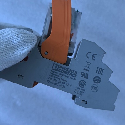 菲尼克斯2900934继电器底座RIF2BPT4X21