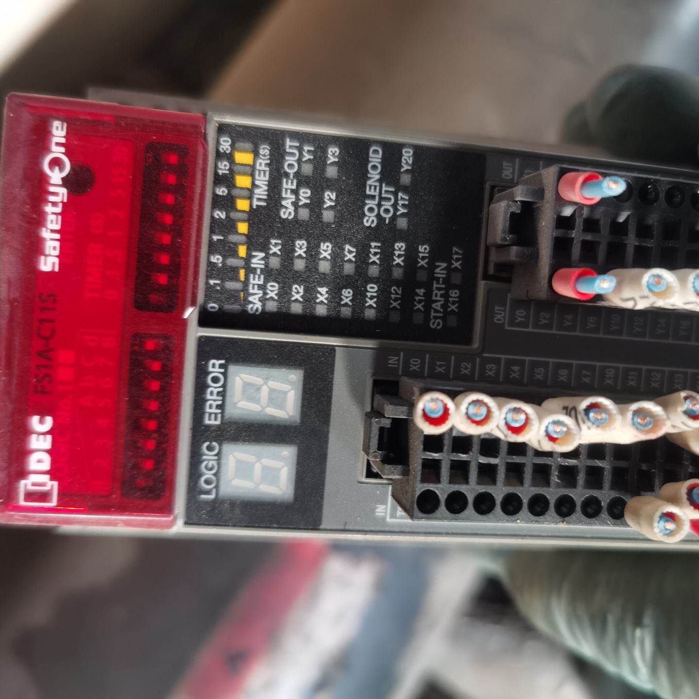 IDEC和泉安全继电器一台型号FS1AC11S安全