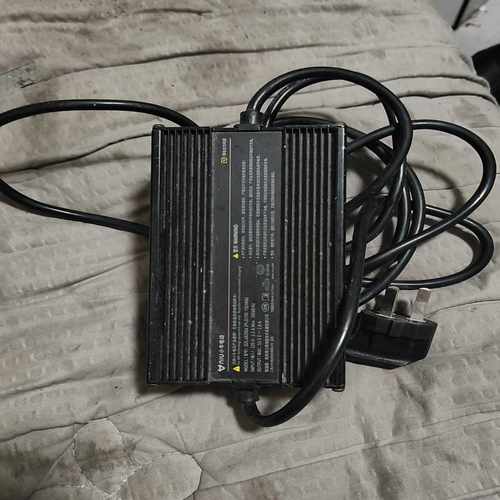 小牛原装充电器，型号DZL482006，输出53.5V-2.--议价商品