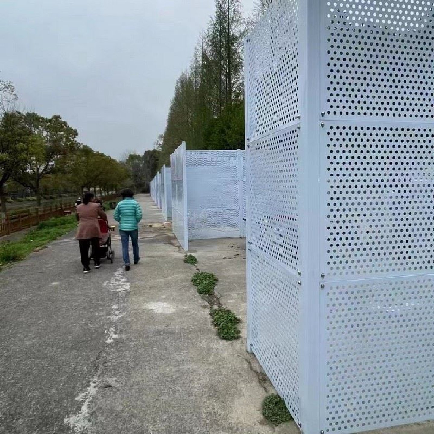 冲孔围挡施工道路建筑防撞隔离护栏圆孔网工地防风镀锌围蔽围墙板,五金/工具,护栏/隔离栏,淘宝优惠券,粉丝福利购,淘宝优惠卷