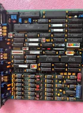 出一块电子电路板，绿色PCB，各种芯片和电阻元件安装完好。型--