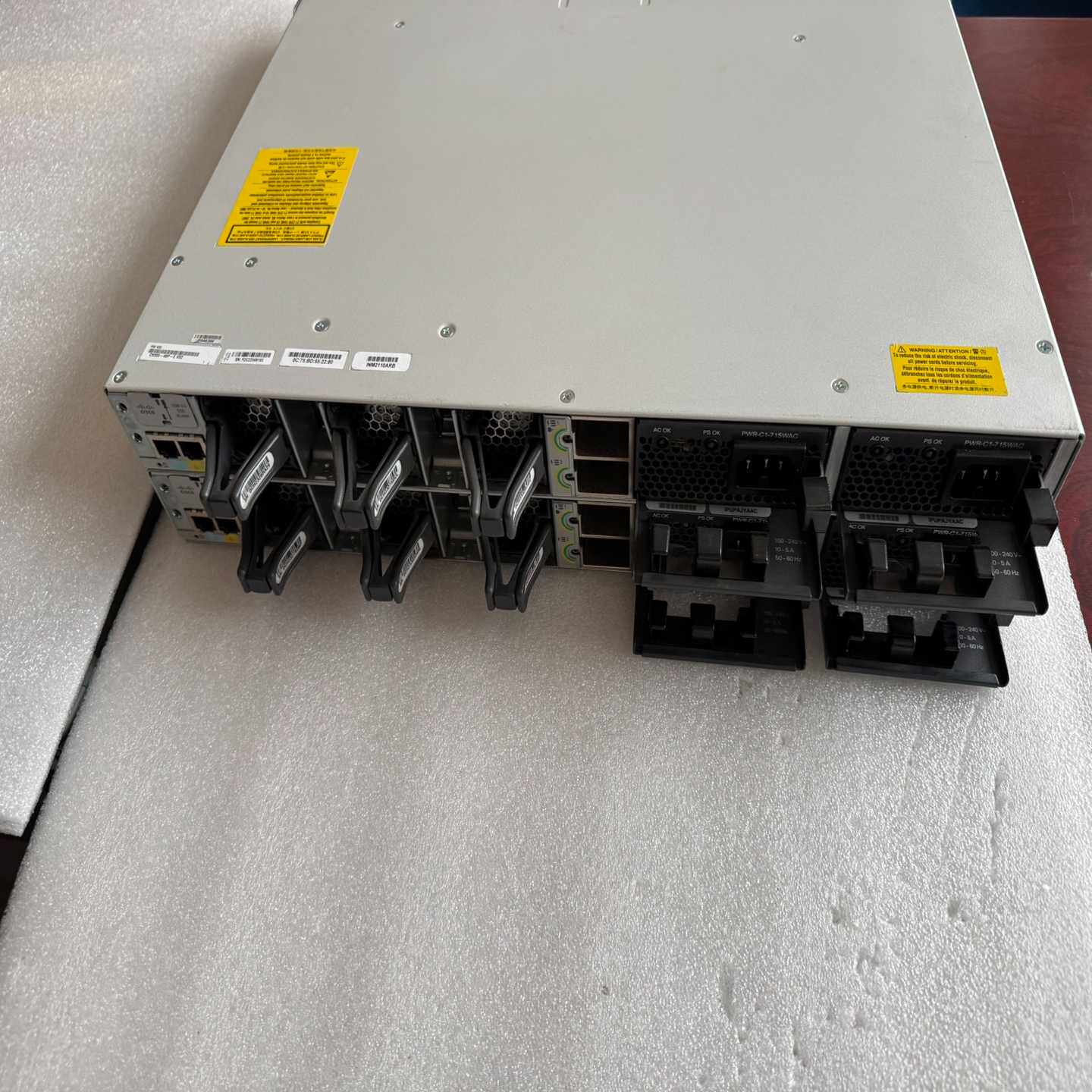 思科 CISCO C9300-48P-E二手交换机，几乎全新