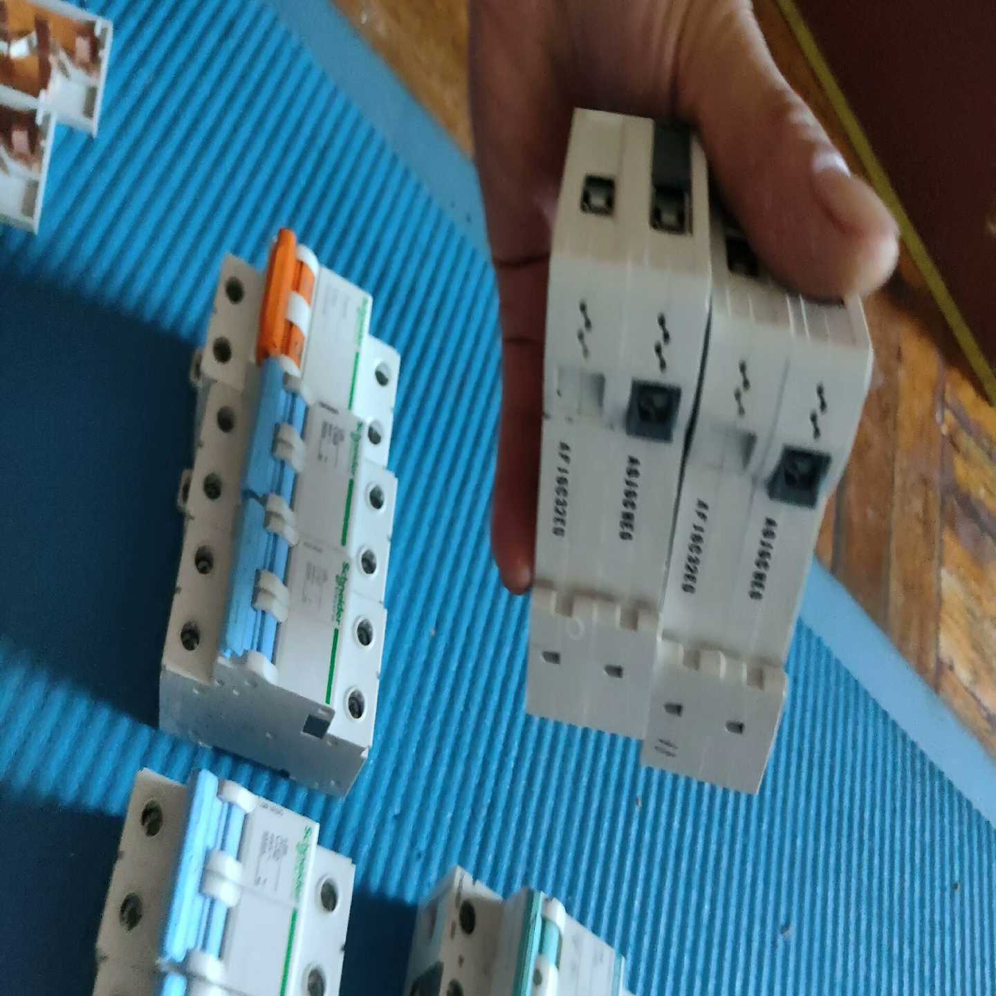 议价施耐德C63，C50，C40，C32各1个C20的3个，，，现货/U维修