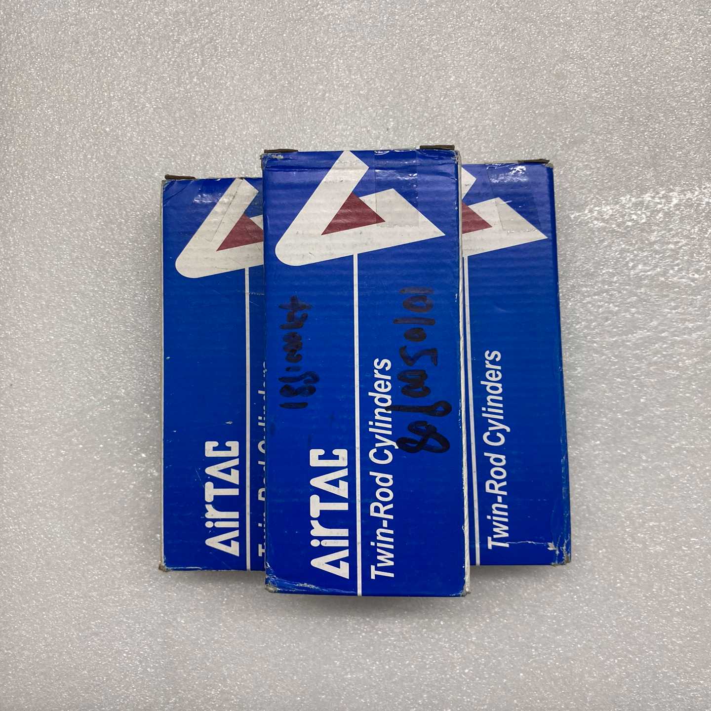 亚德客气动元件双轴气缸，型号：TN16x80S，数量三个，打--议价商