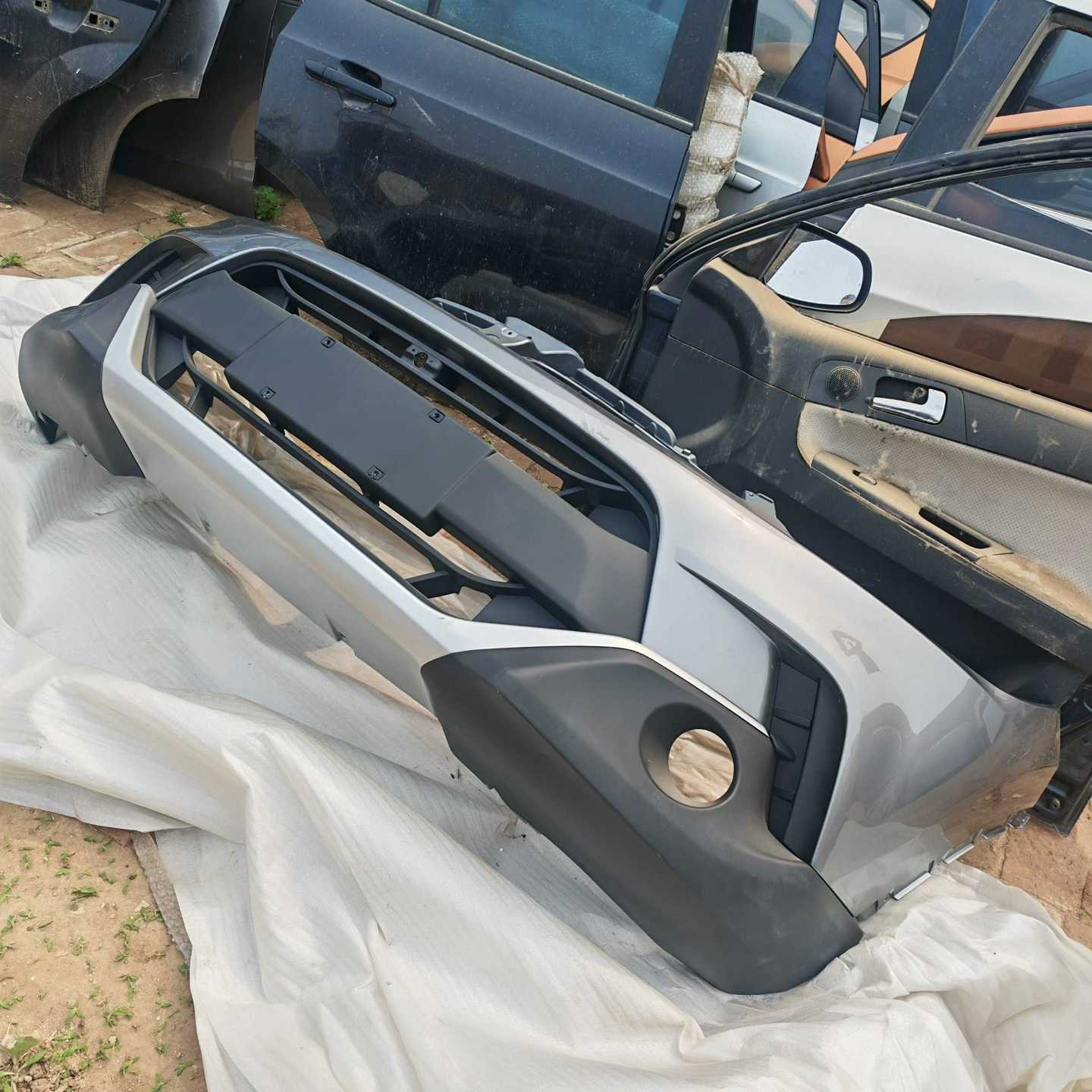 中华v3老款前杠总成原装全新祇有这一种颜色--议价商品