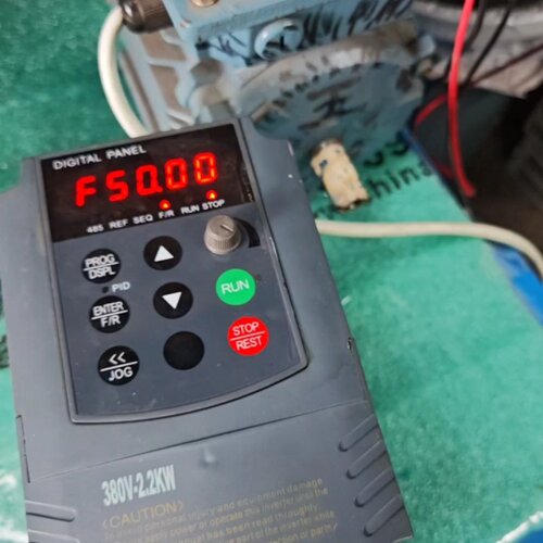 寻X铭特变频器2.2KWMT200Y3G2R2N1成色如图