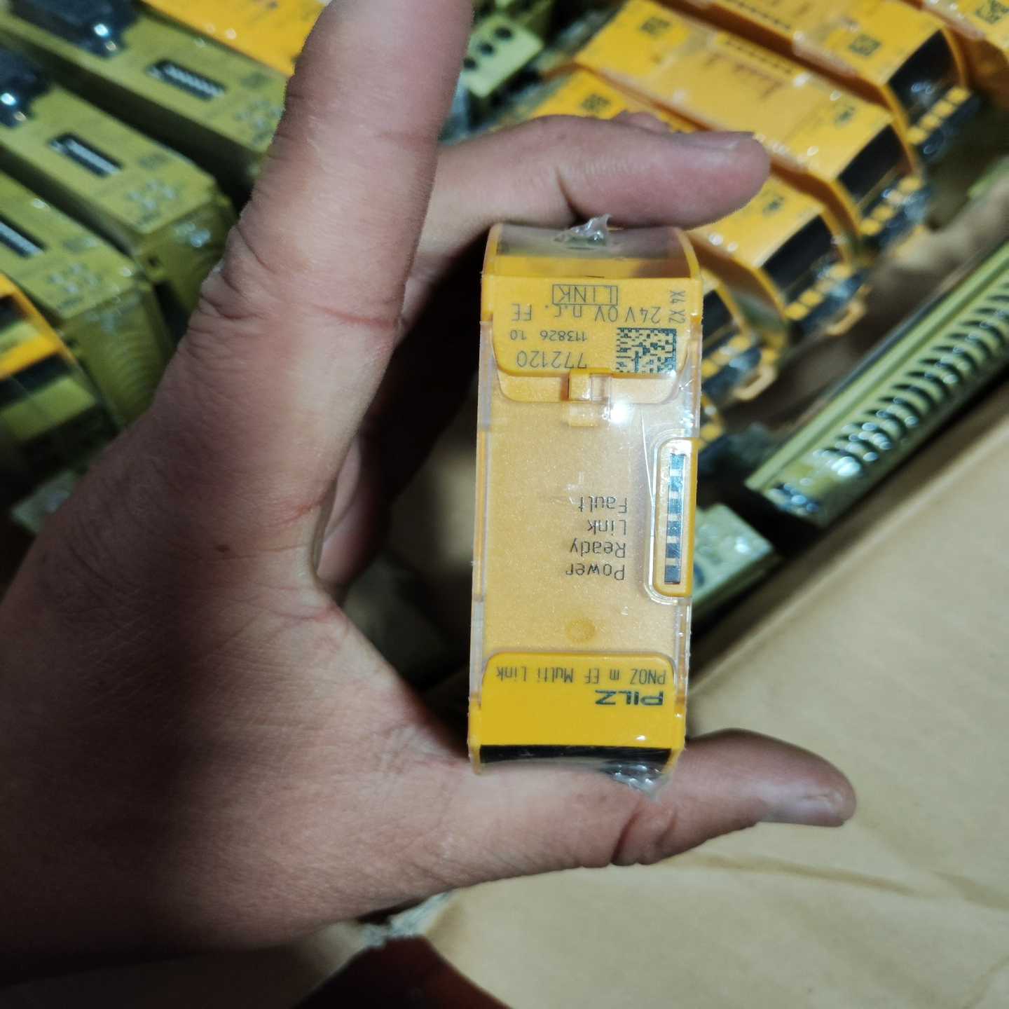 PNOZMES序列号772120有一个皮尔兹安全继电器全询价