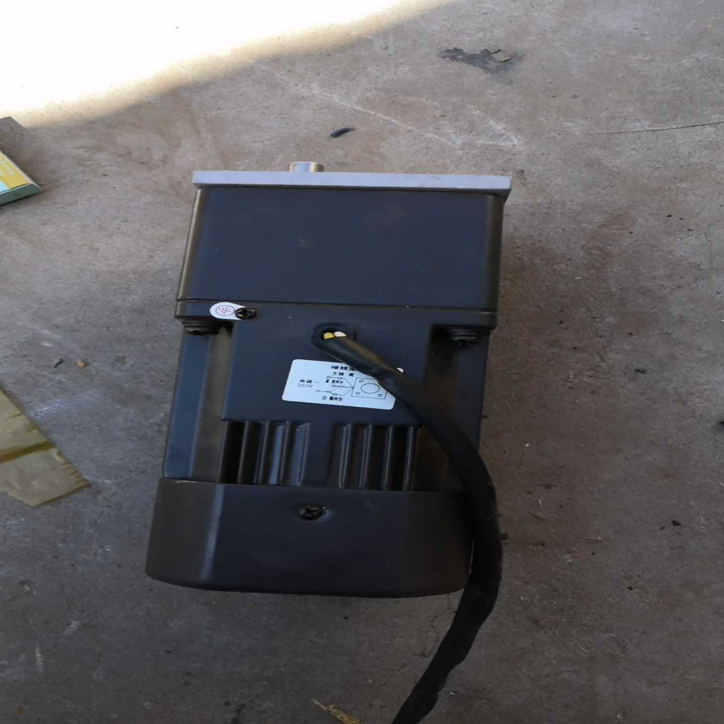 减速电机一个，下来，功能正常使用的，没有标签了，具体型号议价