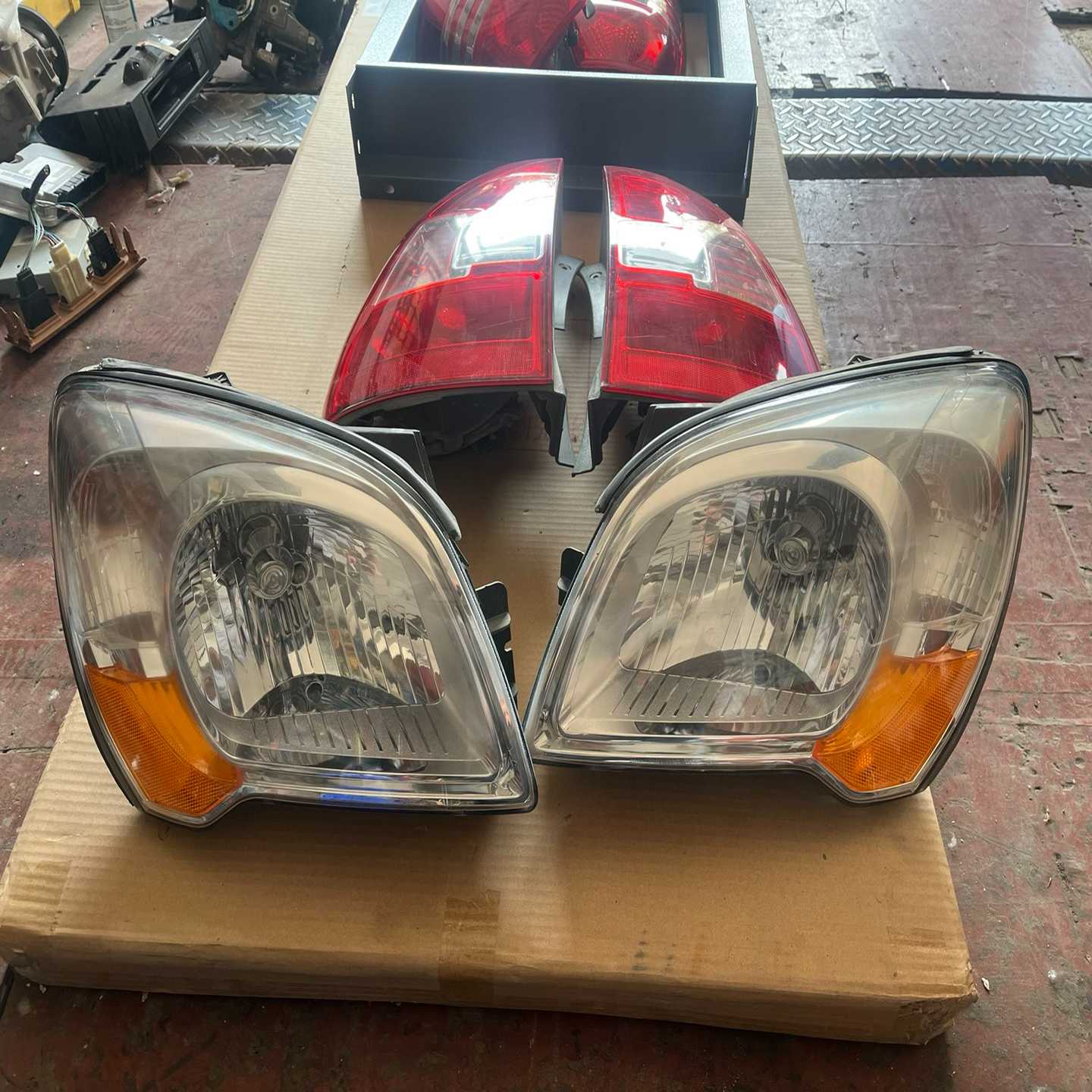 起亚狮跑前大灯总成，后尾灯，原车原厂拆车件，完好无损，成色较