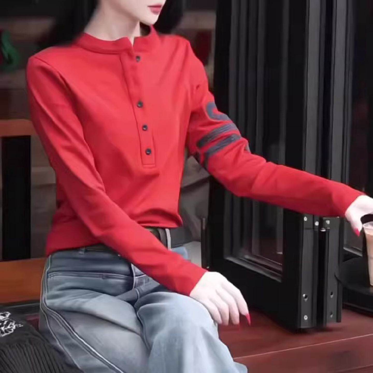 红色圆领打底衫女早秋2026新款韩版半纽扣撞色条纹常规款长袖上衣
