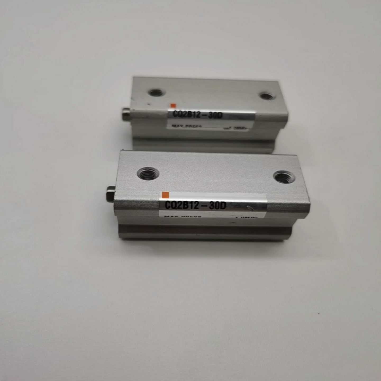 处理8个CQ2B12-30D全新原装SMC小型方形薄型气缸--议价商品