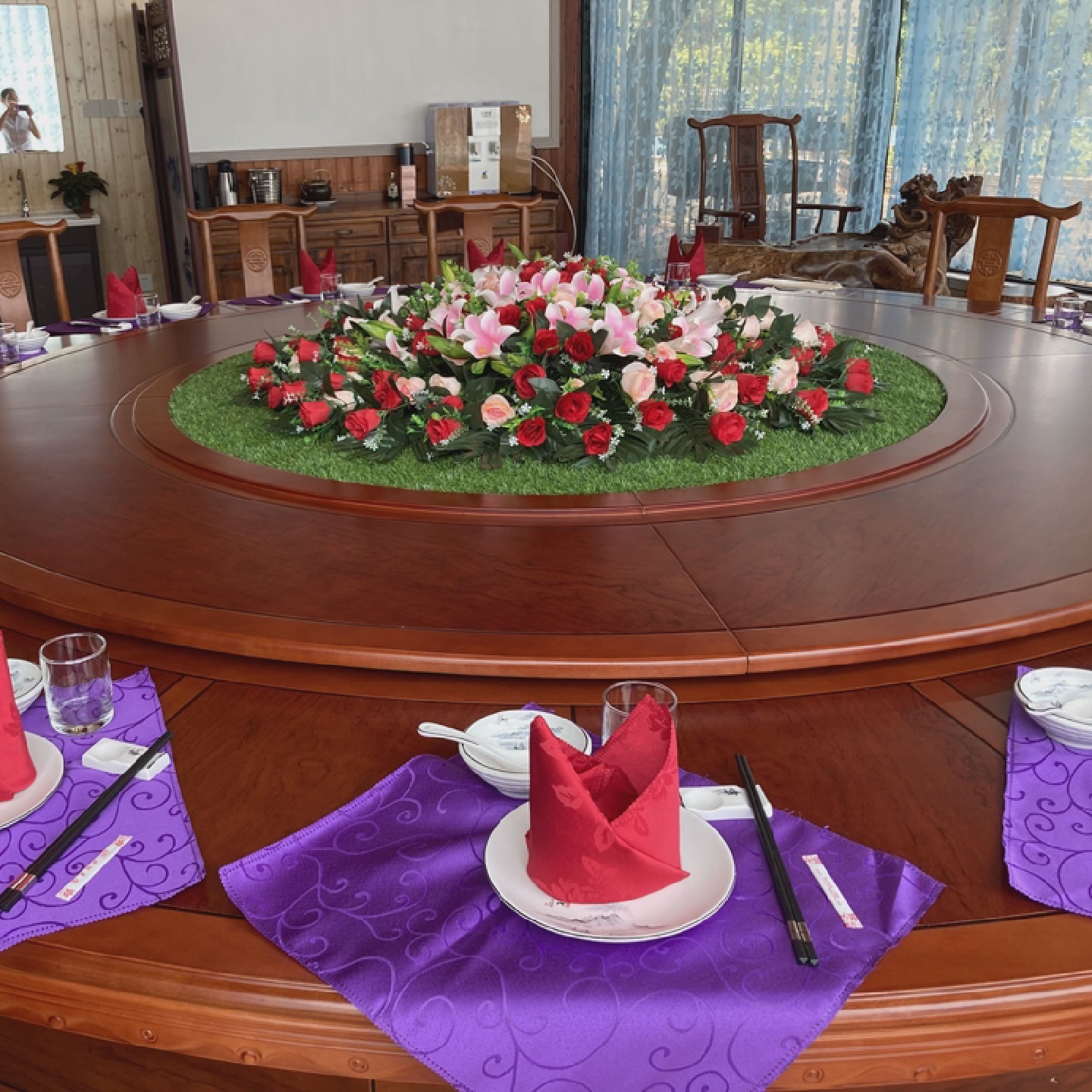 酒店餐桌花大圆桌中间装饰花圆形假花转盘摆件绢花草坪草垫彷真花