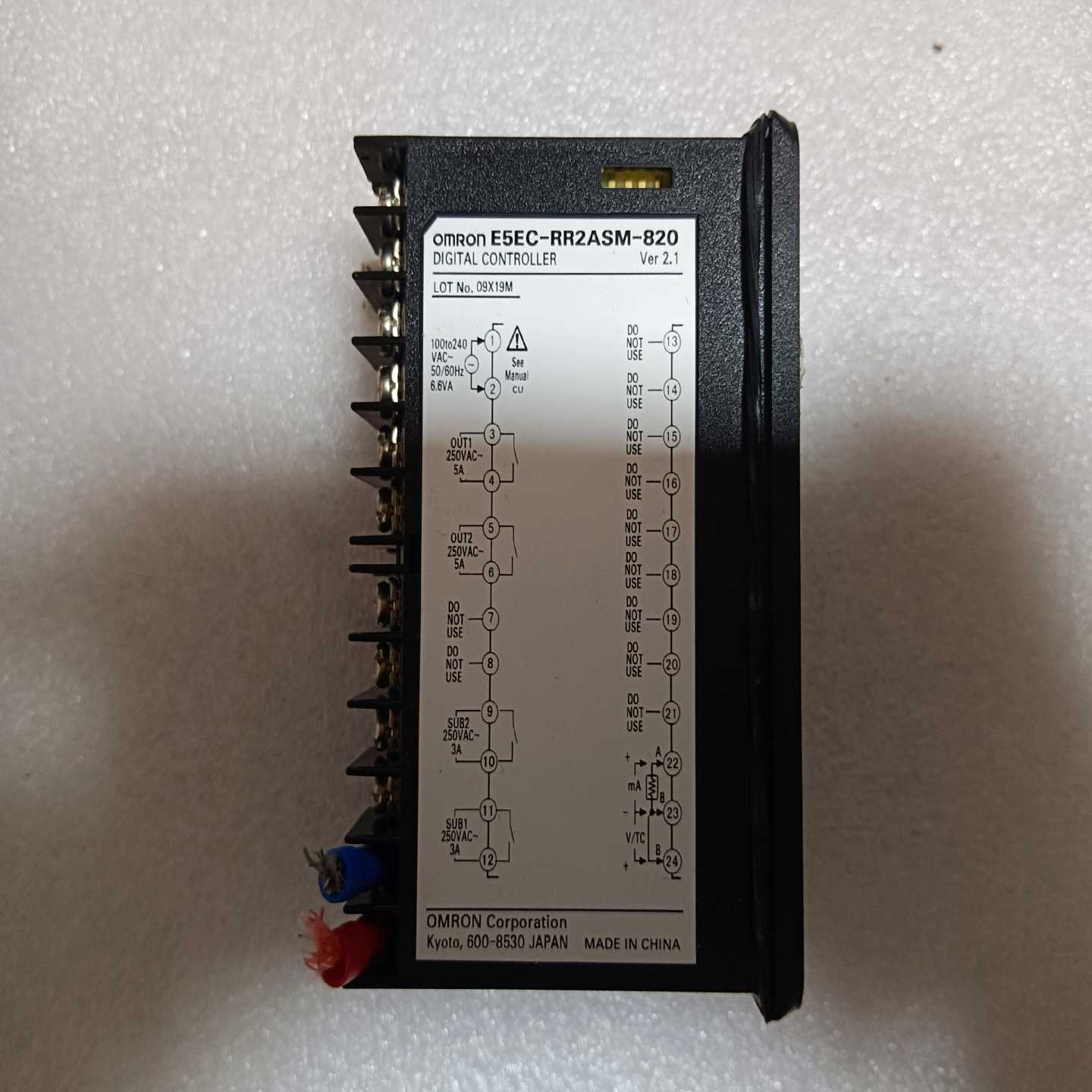 议价欧姆龙温控器E5EC-RR2ASM-820，功能正常，成色为
