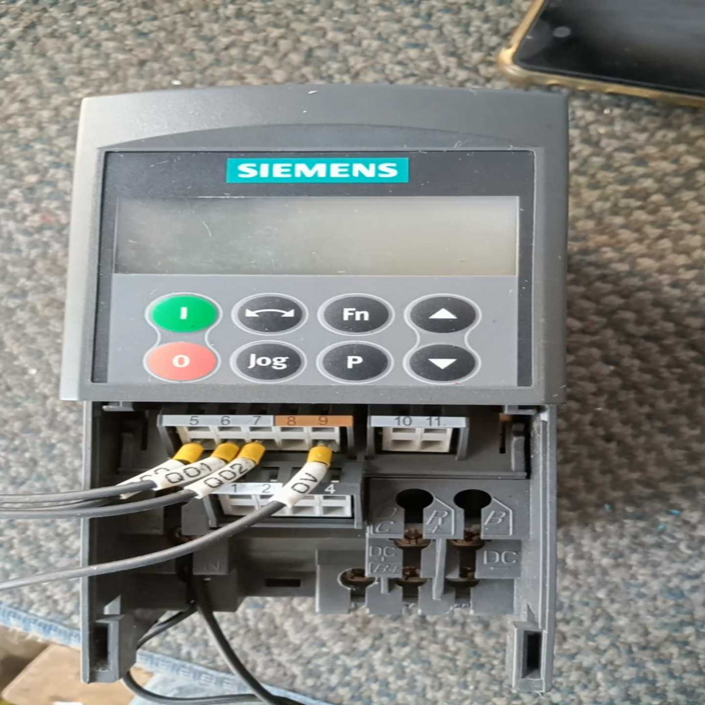 变频器，6SE6420一2UC17一5AA1，通电见视~询价