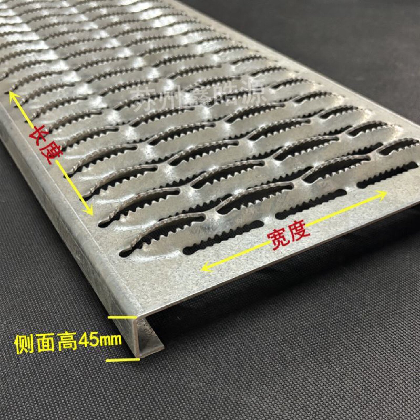 304不锈钢鳄鱼嘴防滑板建筑楼梯镀锌踏步板金属鱼鳞孔铝板防滑板