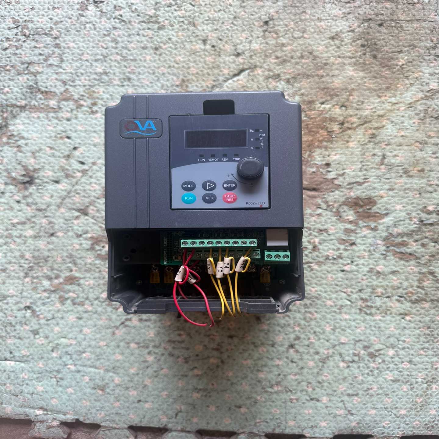 【议价】欧华变频器EM590-G2.2T4B缺一盖板适用