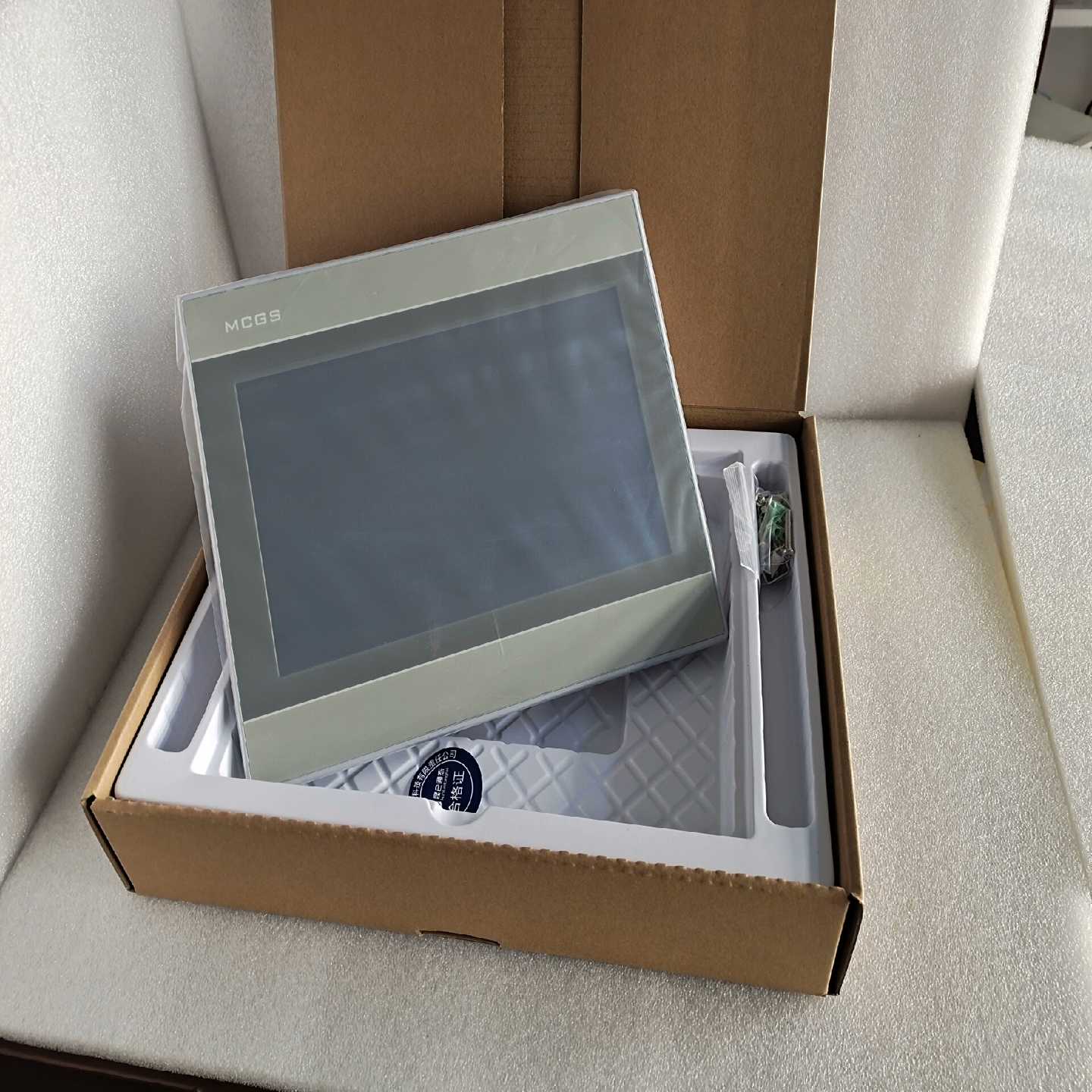 昆仑通态TPC1061HN触摸屏，成色如图，带包装，，功询价