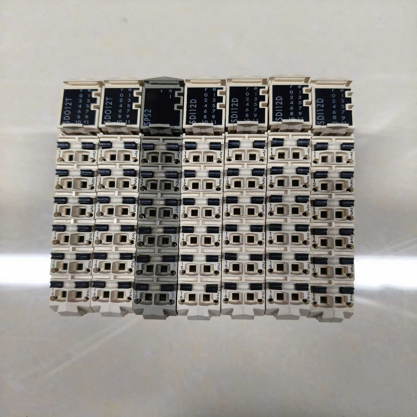 施耐德PLC模块TM5SDO12T有2个，TM5SPS2有1议价