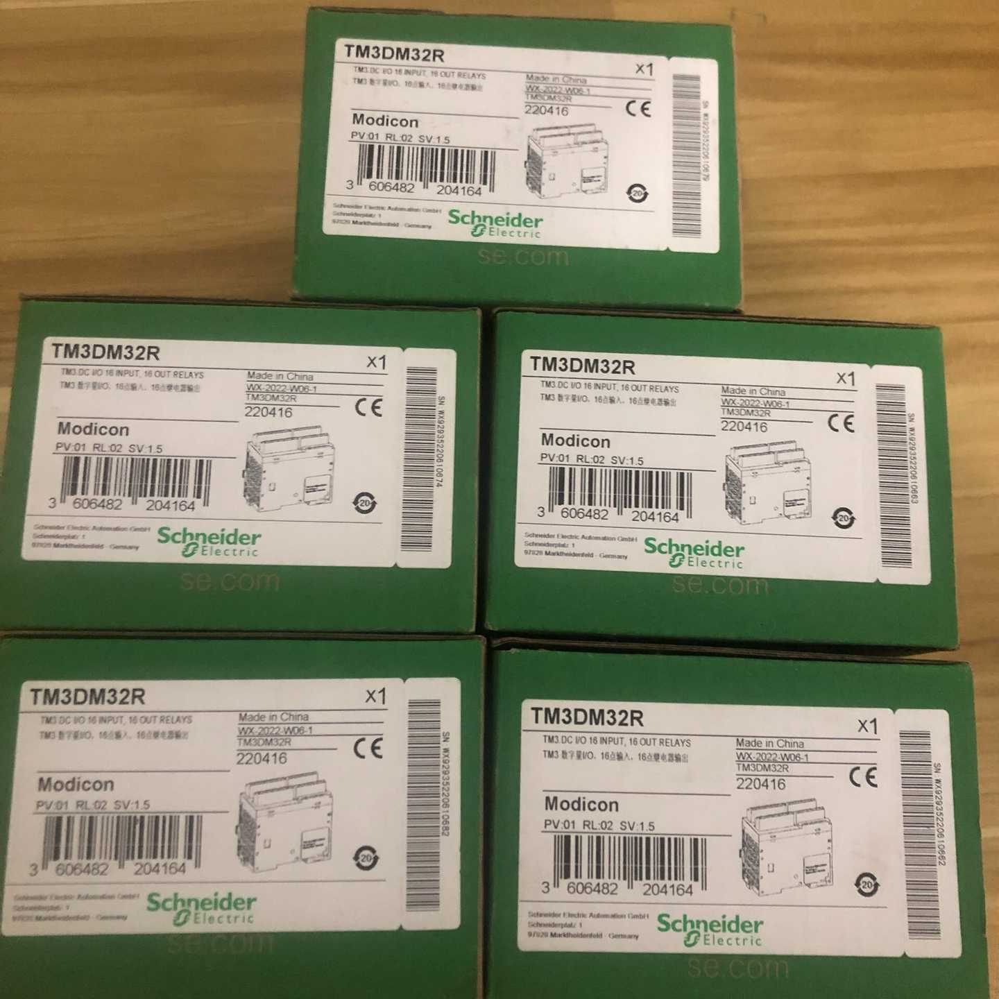 全新施耐德可编程逻辑控制器TM3DM32R实物图！数量8个！