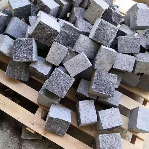 芝麻黑花岗岩自然面小弹石马蹄石小方块芝麻灰小料石铺地收边石