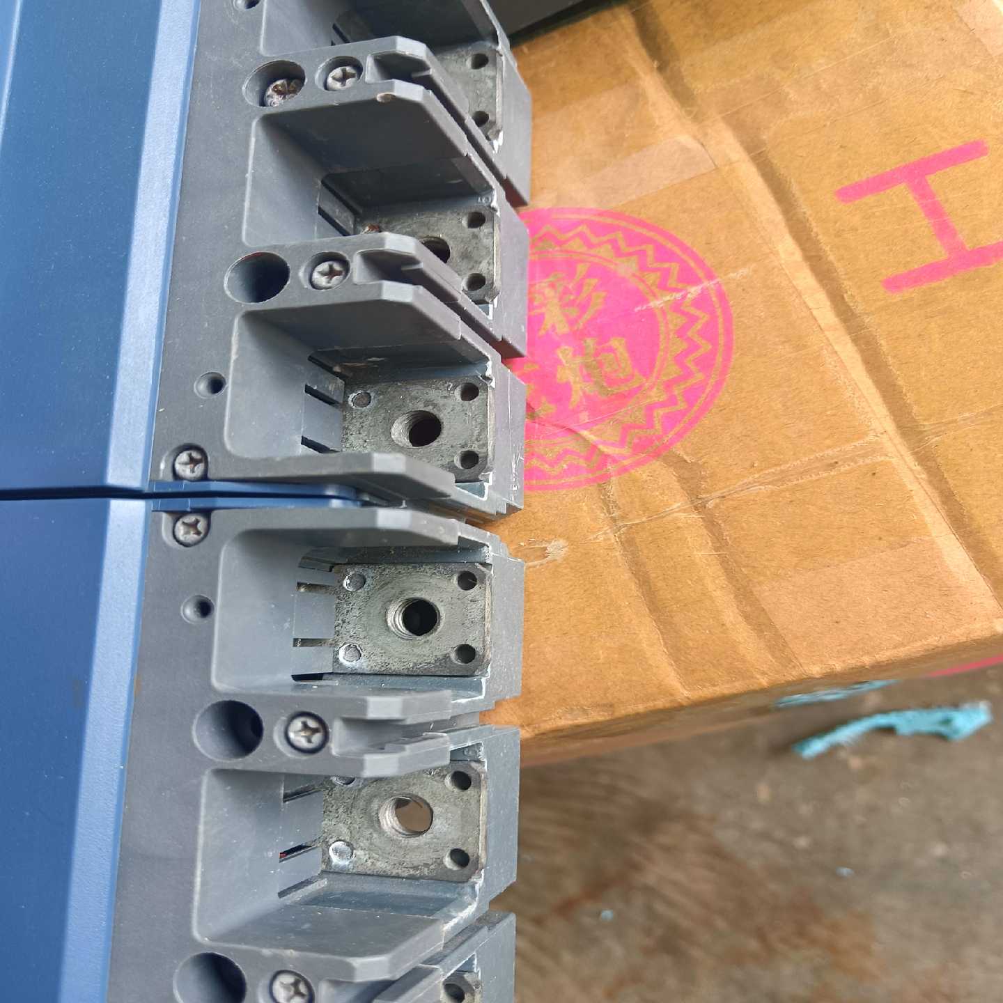 询价施耐德EZD断路器200a一台160a四台有两台接线板