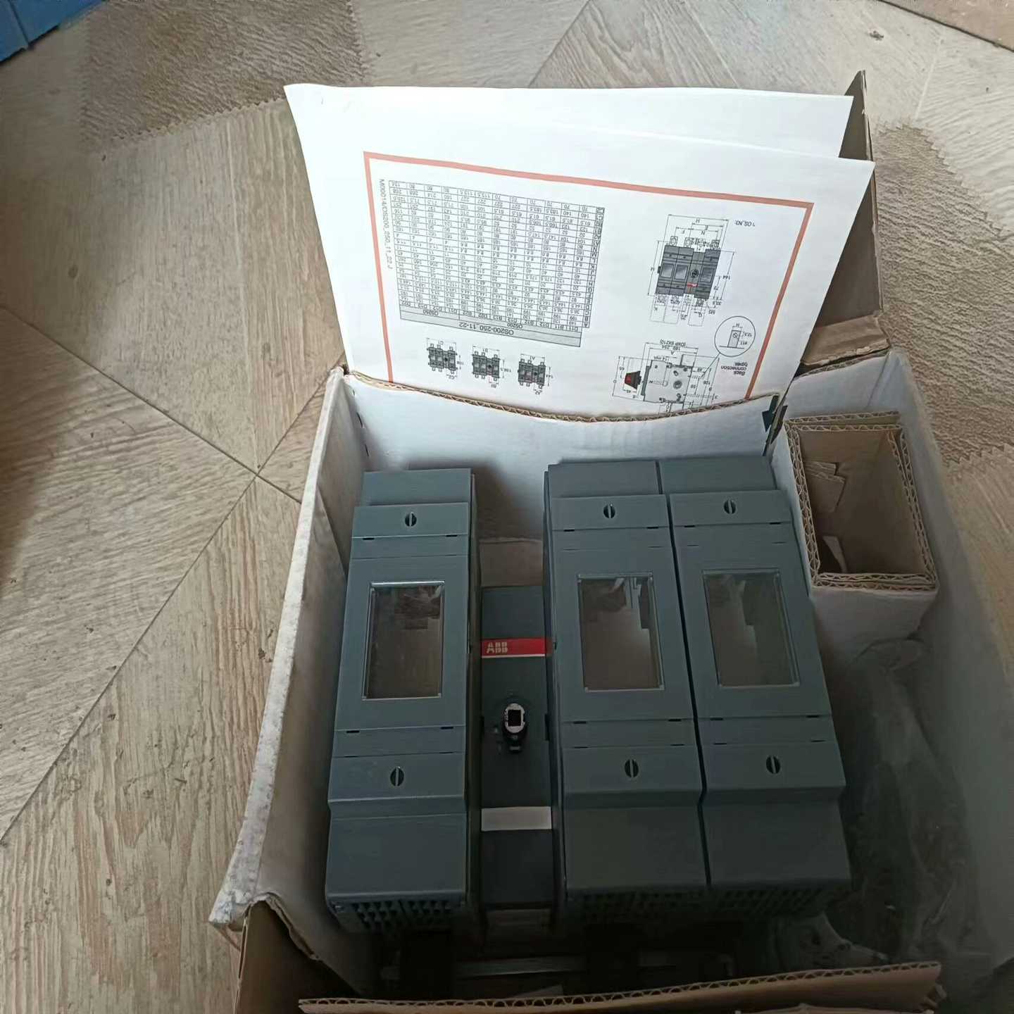 询价ABB隔离开关熔断器组OS250D12未使用议价