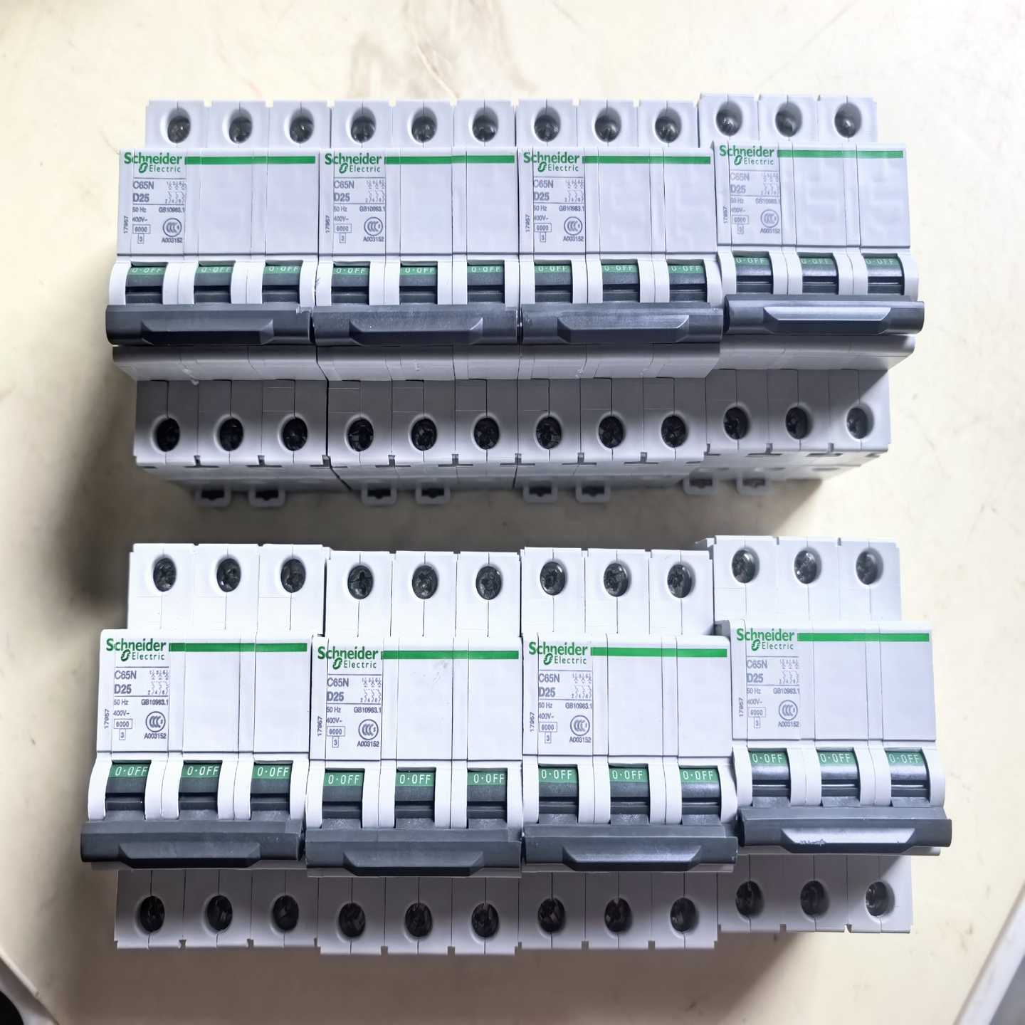 施耐德C65N空气开关，拆机8个，型号D25，成色几乎全新。--议价商