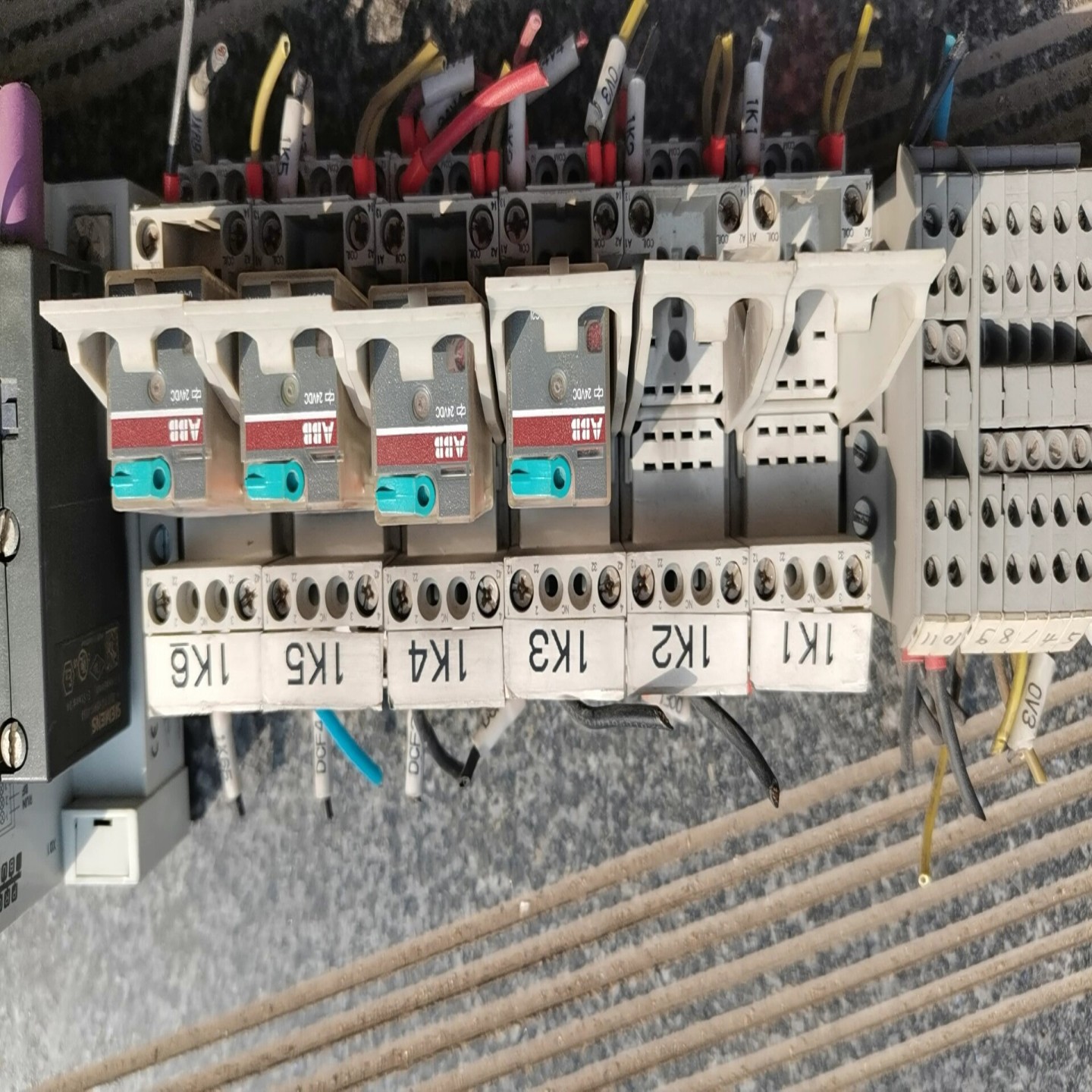 【议价】ABB中间继电器CR-M024DC2L有4个