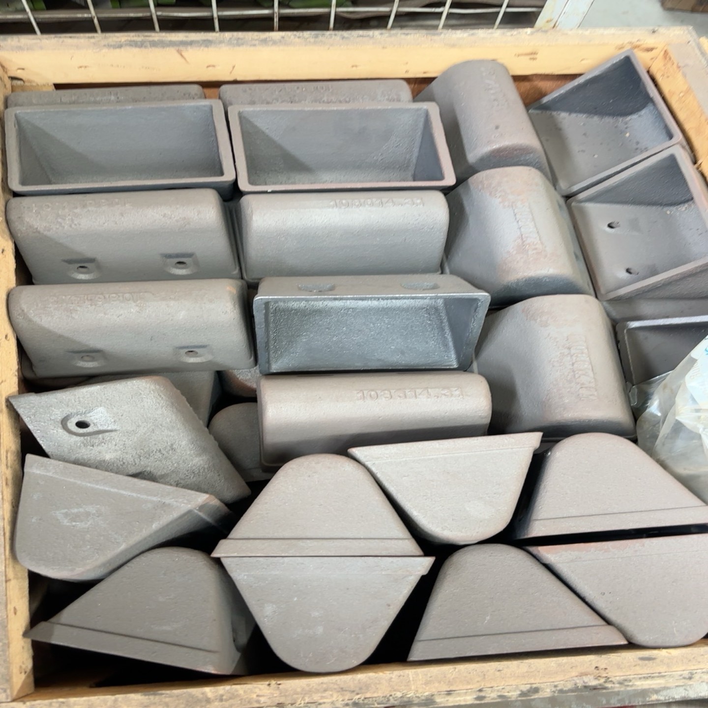 提升机抛丸机铸铁斗162x118x90孔距80闲置便宜处理一--议价商品