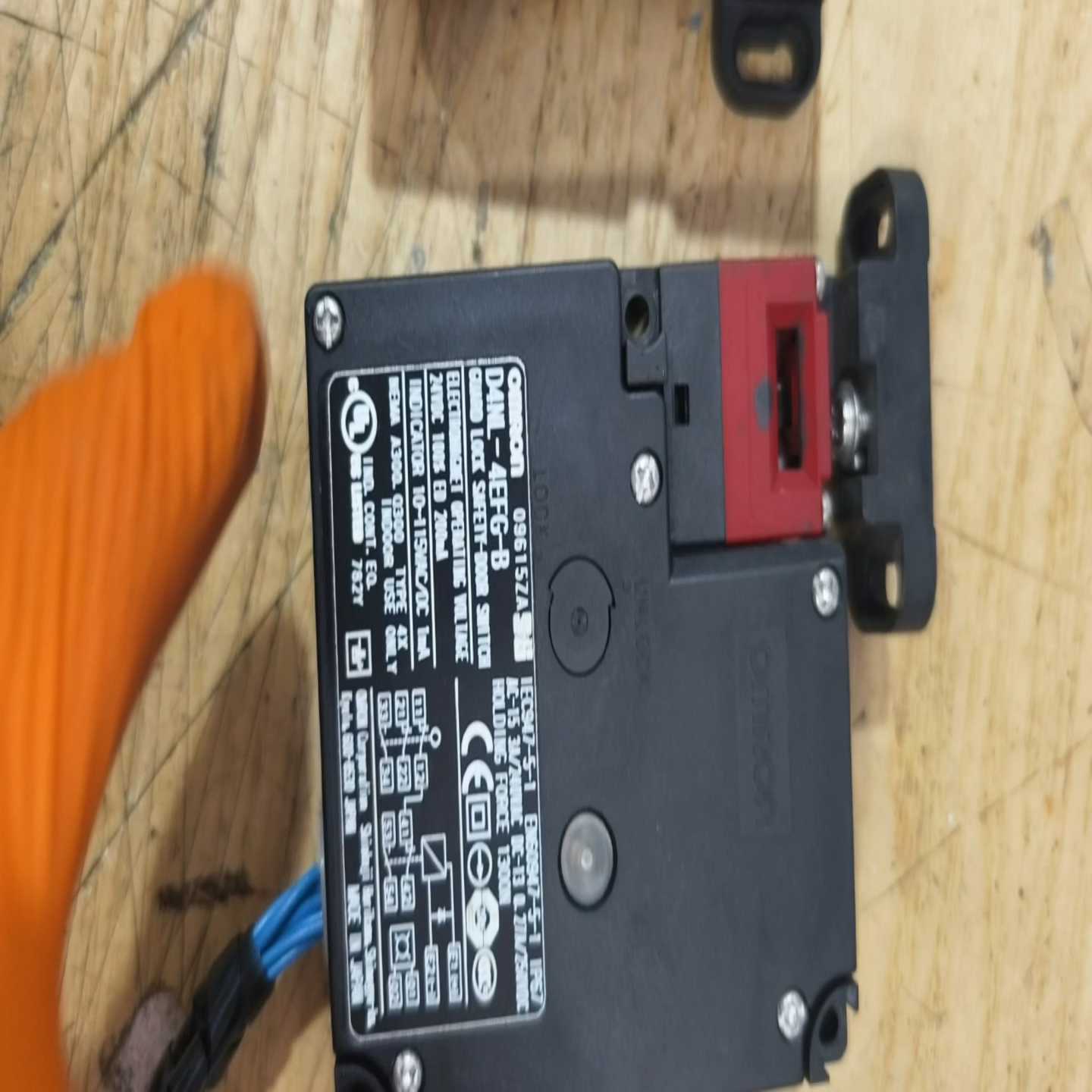 欧姆龙电磁锁安全门开关D4NL-4EFG-B现货实物拍摄-询价客服